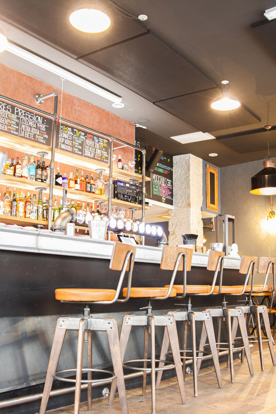 Panneau acoustique écologique au plafond réverbération sonore performance acoustique restaurant