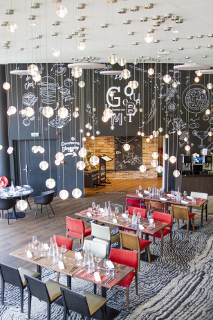 Hôtel Novotel : des solutions acoustiques ÉKOÉ pour traiter l’acoustique du restaurant
